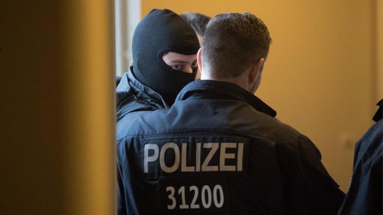 Mehr als 20 Objekte hat das Sondereinsatzkommando der Polizei bei der Razzia durchsucht. (Symbolbild) Foto: imago/Olaf Wagner