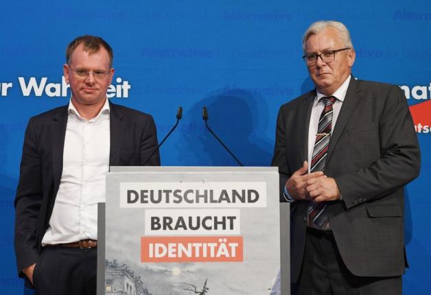 Verkniffen: Die beiden Landesvorsitzenden Dirk Spaniel (von links) und Bernd Gögel bei einer Aussprache zum Zustand des Landesverbandes. Foto: dpa/Uli Deck