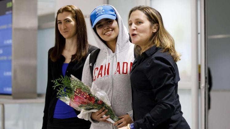 Asylsuchende Rahaf Mohammed el-Kunun (Mitte) wird am Flughafen in Toronto von der kanadischen Außenministerin Chrystia Freeland (rechts) empfangen. 