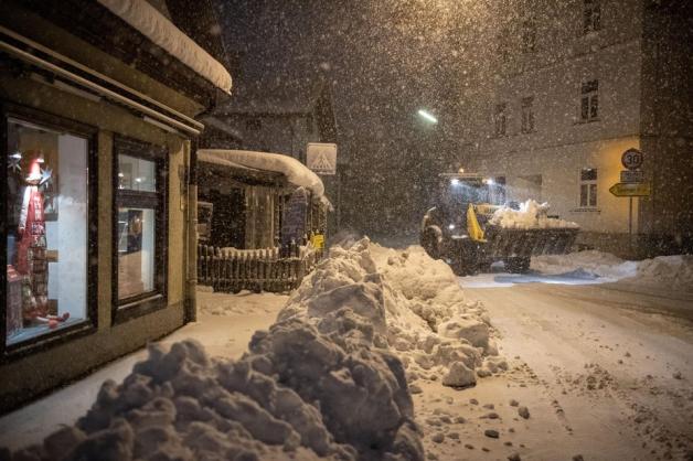 Die zugeschneite Innenstadt von Miesbach. Der Landkreis Miesbach hat wegen starken Schneefalls und Unwetter einen Katastrophenalarm ausgelöst. Foto: dpa/Lino Mirgeler