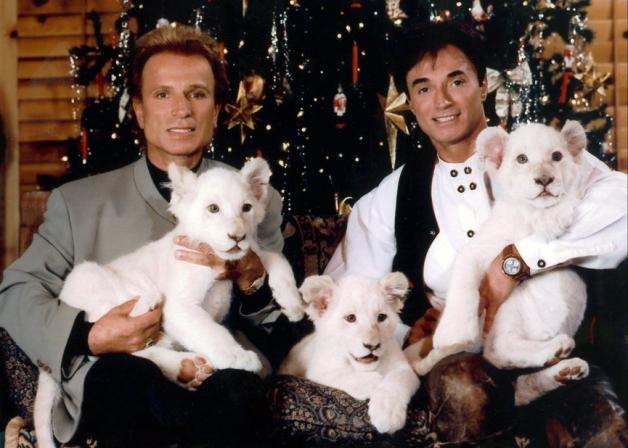 Archivbild aus dem Dezember 1999: Die deutschen Magier Siegfried (l) und Roy sitzen in Las Vegas (USA) vor einem Weihnachtsbaum. "Siegfried & Roy"-Magier Roy Horn ist in Las Vegas an den Folgen von Covid-19 gestorben. 
