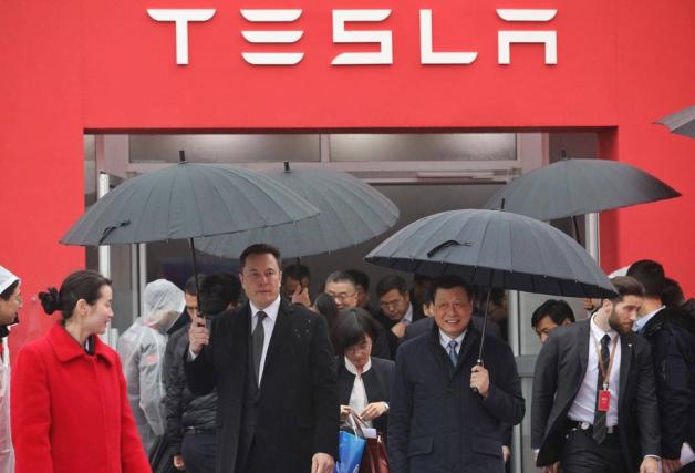 Elon Musk (Zweiter von links) und Shanghais Bürgermeister Ying Yong (neben Musk) bei der Grundsteinlegung. Foto: imago/VCG