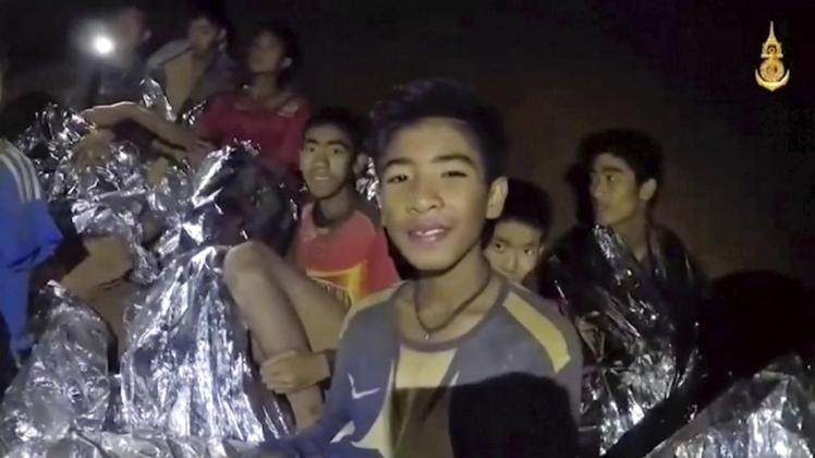 Um aus der Höhle zu gelangen, wurden die Jungen betäubt, um nicht in Panik zu geraten. Foto: dpa/Royal Thai Navy Facebook Page/AP
