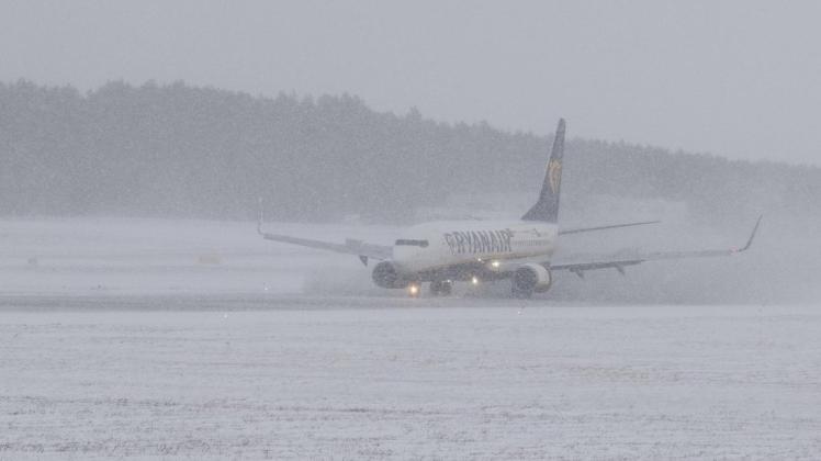 Die Ryanair-Maschine landete außerplanmäßig im winterlichen Rumänien. Symbolfoto: imago/ZUMA/Michal FludraPress