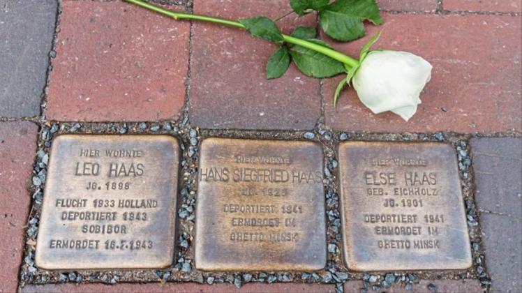 Drei Stolpersteine erinnern an der Cramerstraße 196 in Delmenhorst an das Schicksal der jüdischen Familie Haas. An mehreren Orten wird am Sonntag der NS-Opfer gedacht.