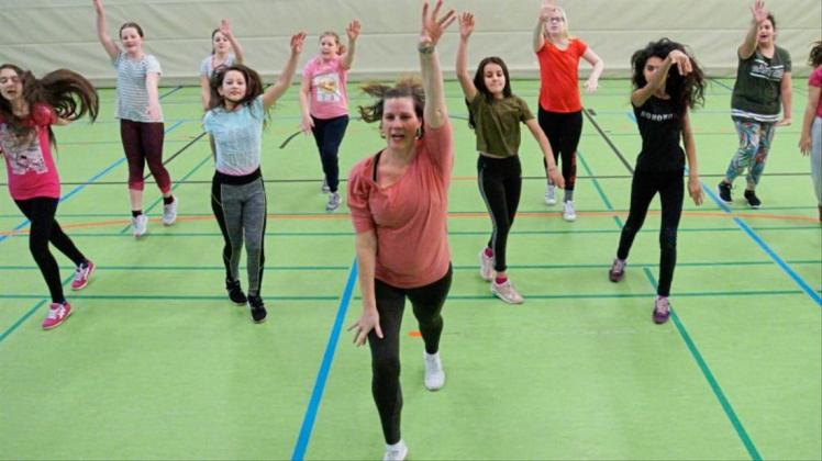 Nicht ganz synchron, aber mit viel Elan tanzten die Schülerinnen der Wilhelm-von-der-Heyde Oberschule die Bewegungen der TV Deichhorst-Trainerin Nicole Buck (Mitte) nach. 