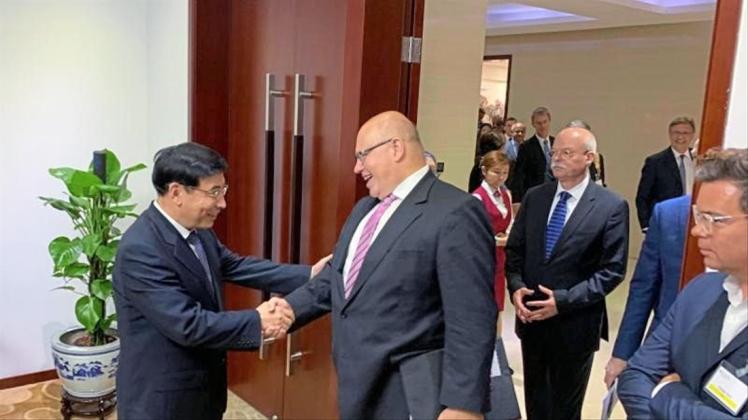 Miao Wei (l), Chinas Minister für Industrie und Informationstechnologie in China, empfängt Bundeswirtschaftsminister Peter Altmaier. 