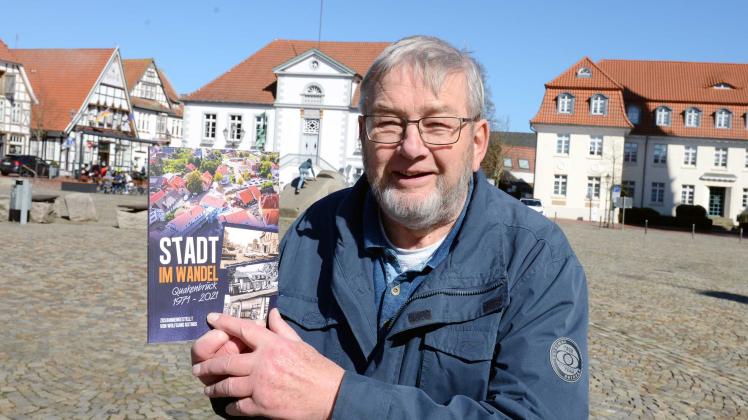 Wolfgang Osthus stellt neuen Bildband über Quakenbrück vor.
