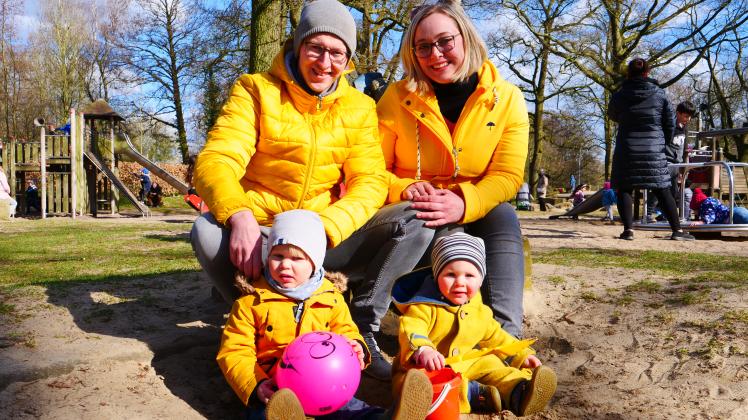 So geht auch keiner verloren: Ein Outfit passend zur Sonne haben Christian und Katharina Hartmann für sich und ihre Kinder Lukas und Lara gewählt. 