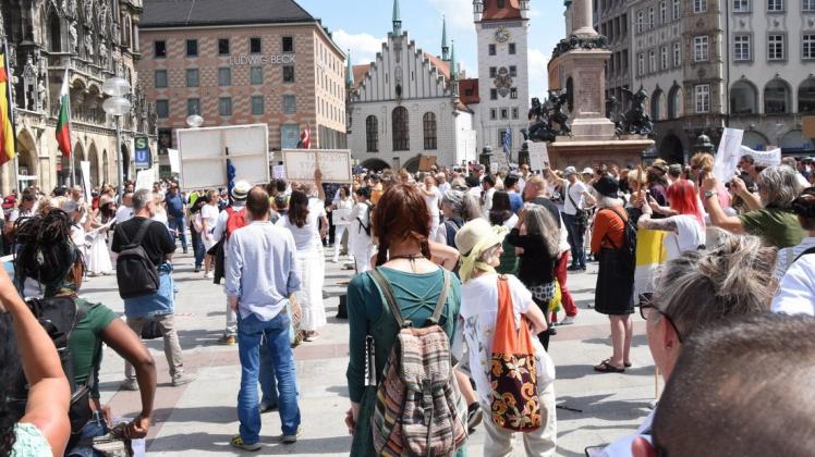 Auf dem Münchner Marienplatz haben am Samstag rund 3000 Menschen demonstriert.