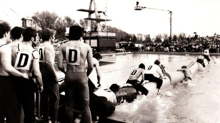Dramatische Szenen im Delmenhorster Stadtbad: Das gastgebende Team gewinnt 1970 beim "Spiel ohne Grenzen" (Archivbild).