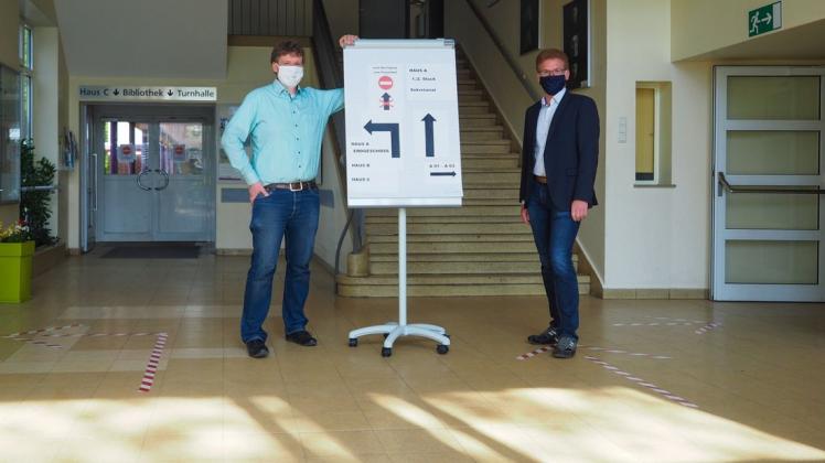 Holger Vogts (links) und Marco Castiglione (r.) haben das Hygienekonzept und die neuen Stundenpläne für das Max-Planck-Gymnasium ausgearbeitet.
