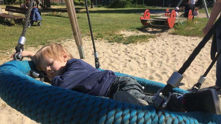 Kleine Auszeit: Den Spaß auf dem Spielplatz in Lotte ließ der der dreijährige Ben, trotz kurzer Verschnaufpause, nicht nehmen.