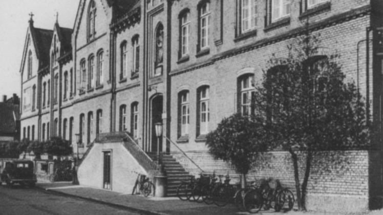 Die Front des Bonifatius-Hospitals in Lingen an der Gymnasialstraße in den Kriegsjahren 1939/45. Vor den Kellerfenstern ist eine Luftschutzmauer errichtet worden.