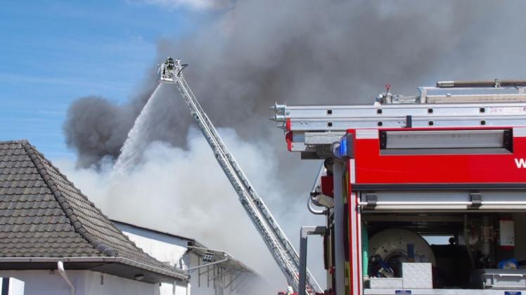 In Bremen ist am Mittwochmittag ein großer Reifenstapel in einer Lagerhalle in Brand geraten.
