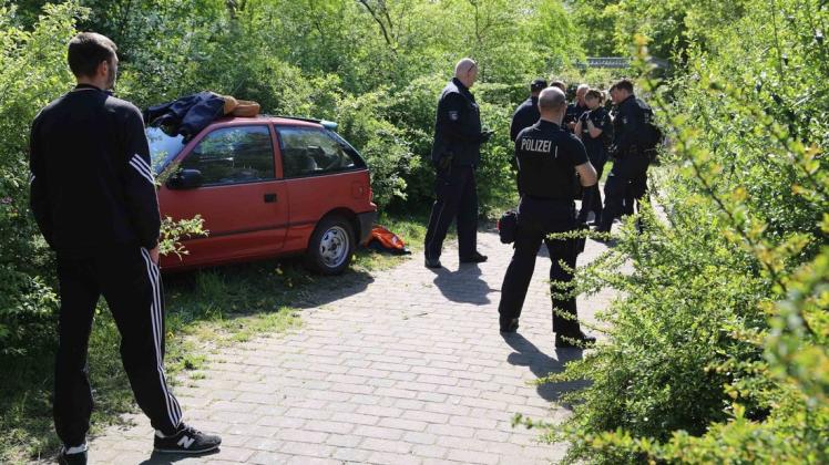 Im Rostocker Stadtteil Dierkow können die Beamten sowohl Fahrer als auch Beifahrer stellen. Diese waren zuvor vor einer Polizeikontrolle geflüchtet.