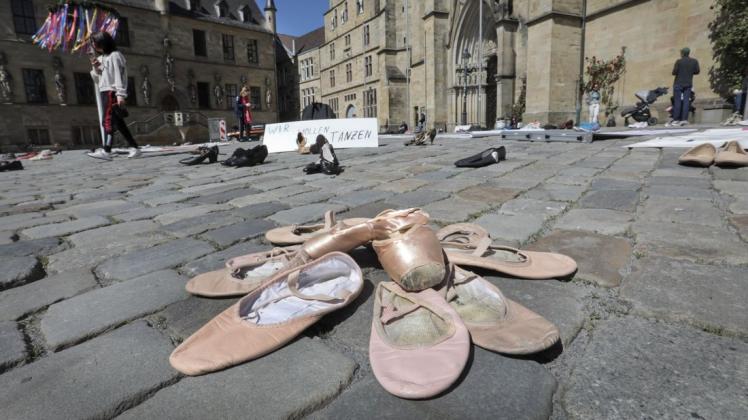 Symbolisch legten Osnabrücker Tanz- und Ballettschulen vor dem Rathaus ihre Schuhe nieder.
