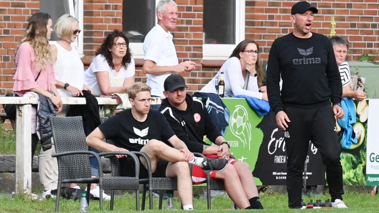Das Trainergespann des VfL Wildeshausen um Trainer Marcel Bragula (rechts) und „Co“ Patrick Meyer (links) ist glücklich über den vorzeitigen Klassenerhalt.