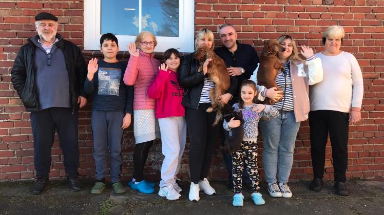 Die Großfamilie aus der Ukraine erholt sich im Campotel von ihrer anstrengenden Flucht. Von links: Gela (66), Pavel (13), Svetlana (64), Nino (10), Katarina (30), Genadi (41), Anja (6), Mariam (33), Olga (66) und die drei Hunde der Familie.