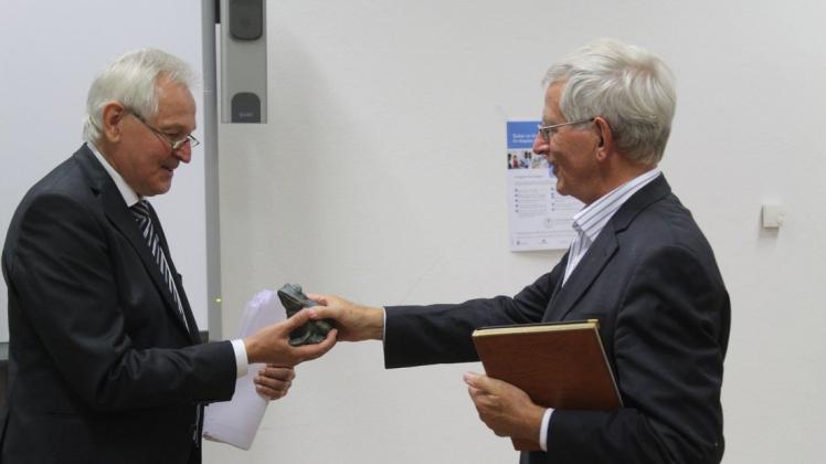 Eine Erinnerung an Quakenbrück erhielt Felix Bernard (links) von Helmut Henrichs. Foto: Bernard Middendorf