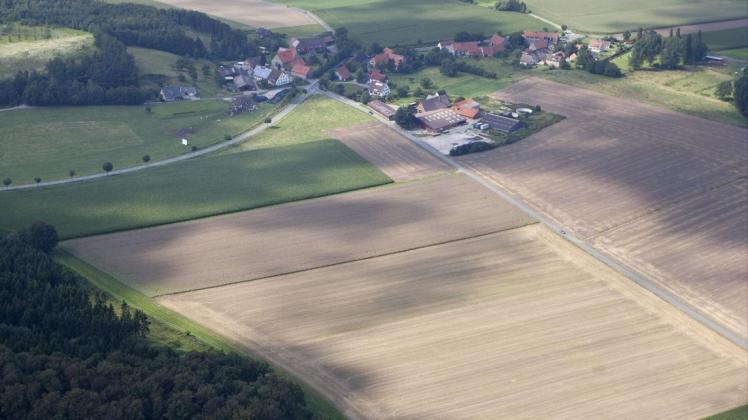 Nördlich der Natberger Straße (rechts im Bild) soll das neue Gewerbegebiet entstehen. Foto: Archiv/Gert Westdörp