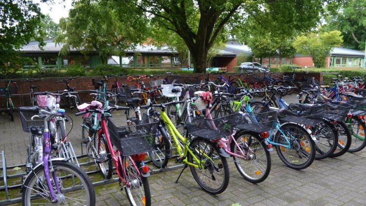 Der Fahrradstand im vorderen Bereich der Grundschule Dürerstraße wird an die Seite verlegt. Dafür soll vorne ein Neubau mit Musik- und Werkraum entstehen. Foto: Thomas Deeken