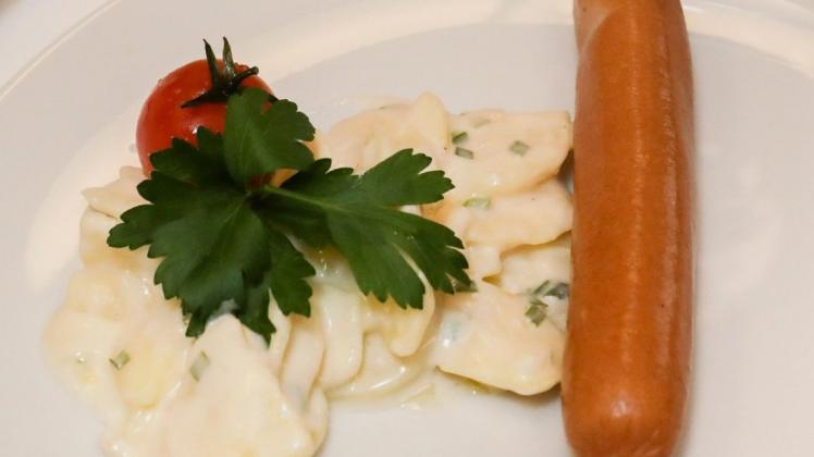 Ein Klassiker, aber längst nicht immer hausgemacht: Kartoffelsalat mit Bockwurst. Foto: Jörn Martens