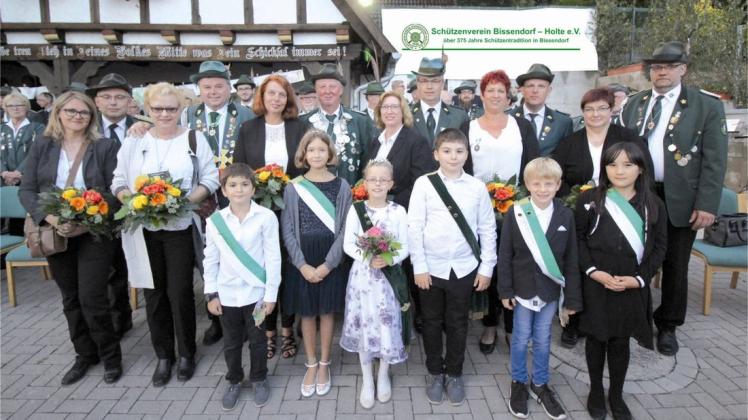 Freuen sich auf das Schützenfest in Bissendorf: Die großen und kleinen Majestäten mit ihrem Gefolge. 