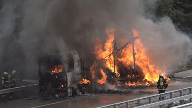 Auf der A1 bei Wildeshausen ist am Dienstagabend ein mit Holzlatten beladener Lastwagen komplett ausgebrannt. Es entstand Sachschaden in Höhe von rund 350.000 Euro. Foto: Nonstopnews