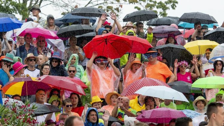 Zuschauer des ZDF-Fernsehgartens feierten trotz Regen. Foto: Torsten Silz/ZDF/dpa