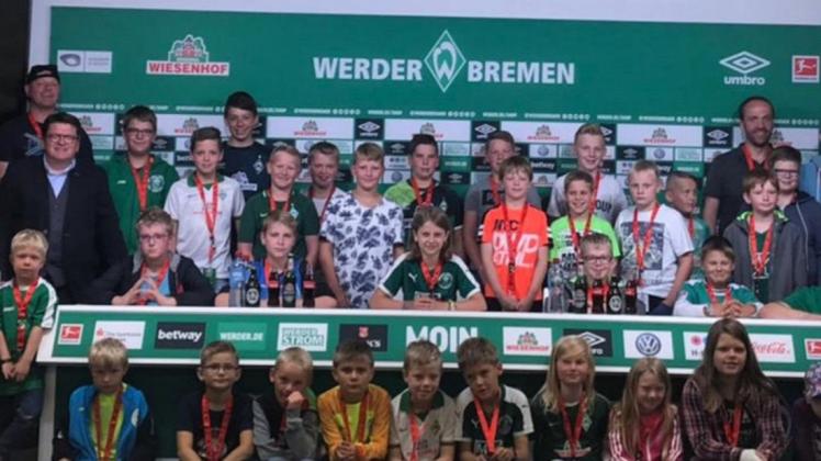 Für die Kinder und Jugendlichen wurde die Fahrt zu Werder Bremen zu einem unvergesslichen Erlebnis. Foto: Werderfreunde Emsland-Süd