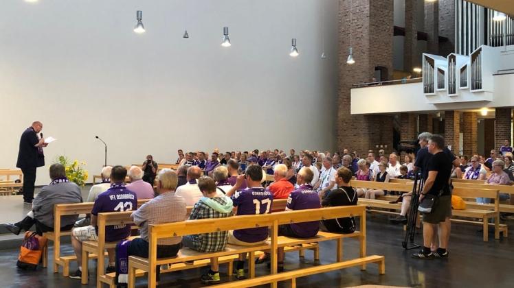 VfL-Fan und Pfarrer Maik Stenzel predigt in der Kreuzkirche. 