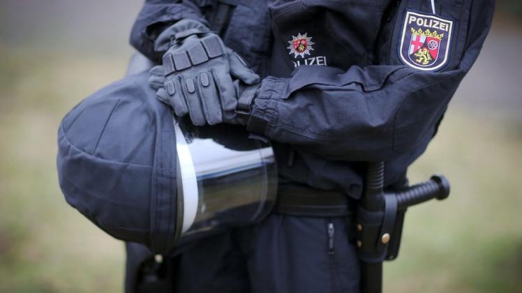Klare Regeln: Beabsichtigen Polizeibeamte Gewalt anzuwenden, müssen sie das vorher ankündigen. Foto: Fredrik Von Erichsen/dpa