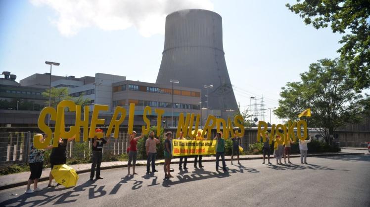 "Sicher ist nur das Risiko" und "Ein Riss kommt selten allein": Unter diesen Mottos stand die Demonstration von Atomkraftgegnern vor dem Kernkraftwerk Emsland in Lingen am Mittwoch. Foto: Wilfried Roggendorf