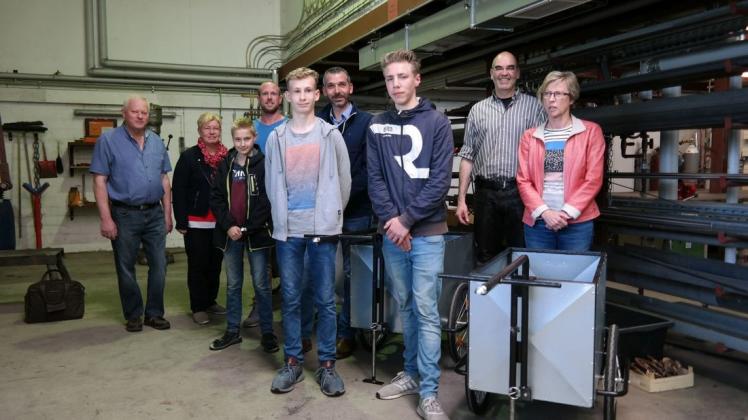 Stolz präsentieren Michael Hockmann, Timo Warich und Paul Koebscholl (vorne von links) ihre selbst gebauten Anhänger fürs Fahrrad. Dahinter stehen (von links) Hans-Hermann Arnemann, Marita Niehoff, Berufseinstiegsbegleiter Sascha Illenseer, stellvertretender Schulleiter Marcel Beckefeld, Michael Kuhr und Renate Beineke. Foto: Luisa Reitemeyer