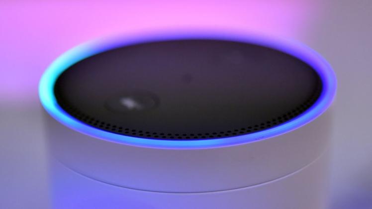 Der Lautsprecher Amazon Echo hört mit, wenn Nutzer "Alexa" sagen – oder wenn das Gerät glaubt, das Wort gehört zu haben. Foto. dpa/Britta Pedersen/ZB