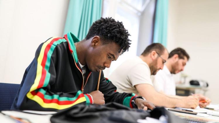 Deutschkurs für Ausländer, hier mit Musa Mohaned aus dem Sudan: Der Bundestag hat ein umfassendes Gesetzespaket zur Migration beschlossen. Foto: Michael Gründel