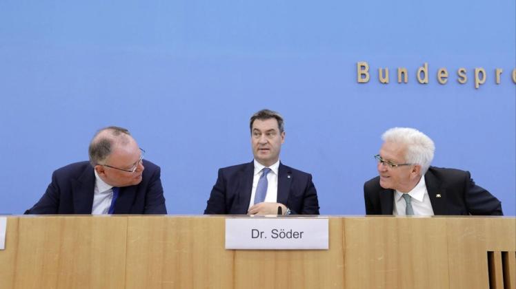 Sorgen sich um den Automobilstandort Deutschland: die Ministerpräsidenten Stephan Weil (SPD), Markus Soeder (CSU) Winfried Kretschmann (Grüne). Foto: imago/Jens Schicke
