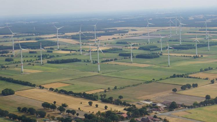 Ein Windpark in der Samtgemeinde Nordhümmling im Landkreis Emsland. Nicht nur Windenergie, auch Biogas und Solarenergie spielen bei der autarken Energieregion eine Rolle. 