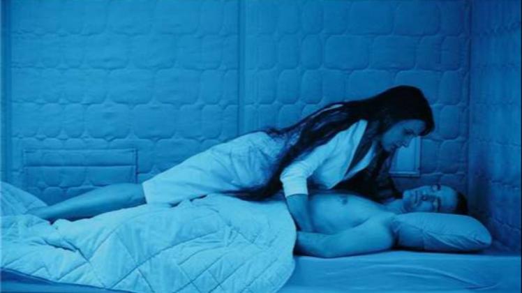Die Vergewaltigung: Robert Pattinson als Monte und Juliette Binoche als Dr. Dibs in "High Life". Foto: Pandora