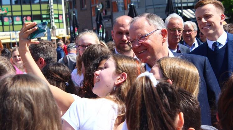 Auf ein Selfie mit dem Ministerpräsidenten: Zahlreiche Schülerinnen und Schüler des Willms nutzten die Gelegenheit zum Schnappschuss mit Stephan Weil. Foto: Frederik Grabbe