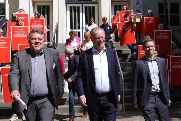 Erinnerungsfoto vor der Willms-Treppe: Schulleiter Stefan Nolting (v. li.), Niedersachsens Ministerpräsident Stephan Weil (SPD) und Delmenhorsts Landtagsabgeordneter Deniz Kurku (SPD). Foto: Melanie Hohmann Erinnerungsfoto vor der Willms-Treppe: Schulleiter Stefan Nolting (v. li.), Niedersachsens Ministerpräsident Stephan Weil (SPD) und Delmenhorsts Landtagsabgeordneter Deniz Kurku (SPD). Foto: Melanie Hohmann