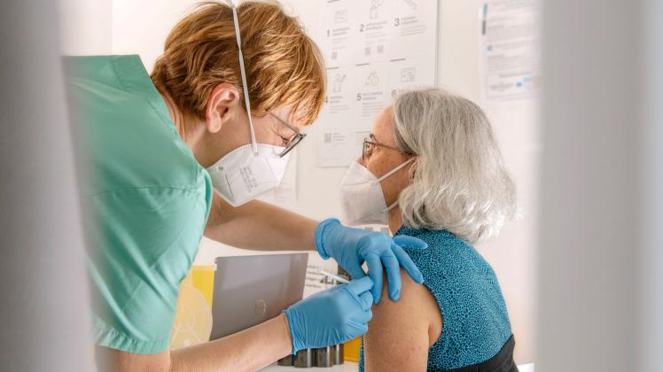 Medizinische Fachangestellte impft eine Frau im Impfzentrum des Landkreises Altötting, Neuötting, 15. Februar 2022 Deuts