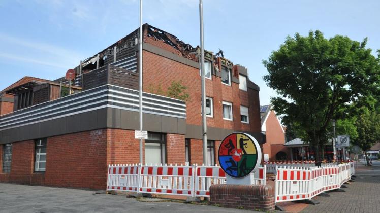 Betreten verboten: Das Umfeld des Wohn- und Geschäftsgebäudes neben dem Feuerwehrhaus in Aschendorf wurde abgesperrt. 