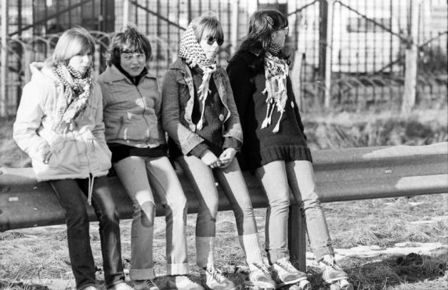 Kinder mit Rollerskates im deutschen Brokdorf, in den 1980er-Jahrern. Foto: imago images/Roba/United Archives Kinder mit Rollerskates im deutschen Brokdorf, in den 1980er-Jahrern. Foto: imago images/Roba/United Archives