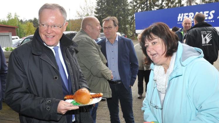 Auf dem Vereinsgelände von Helping Hands in Lathen ließ sich Ministerpräsident eine Bratwurst im Brötchen schmecken. Foto: Gerd Schade