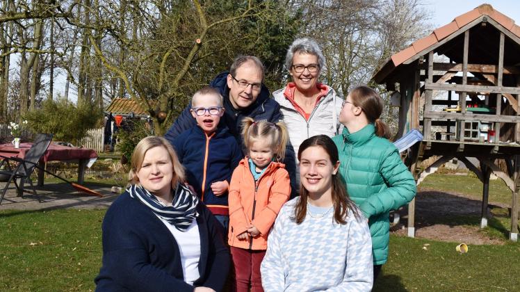Bunt ist das Leben mit Down-Syndrom-Kindern: Sabrina Vennemann mit Paul und Emma, dahinter August und Mechthild Penniggers mit Vivian, davor Lysann Penniggers. (von links) 