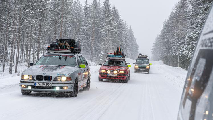 Mit vier alten „Schrottautos“ haben die Alt-GMHütter und Hagener an der Rallye durch das winterliche Skandinavien teilgenommen.