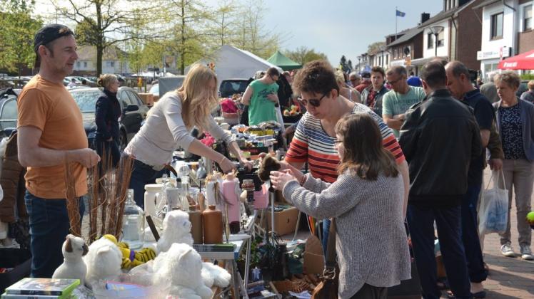 Wie im vergangenen Jahr soll es auf dem Bookholzberger Frühlingsmarkt wieder viele verschiedene Angebote und Infos geben. Foto: Reiner Haase Wie im vergangenen Jahr soll es auf dem Bookholzberger Frühlingsmarkt wieder viele verschiedene Angebote und Infos geben. Foto: Reiner Haase