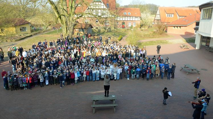 Ein mehr als 600 Menschen umfassender Chor bat an der Waldorfschule mit Gesang um Frieden.